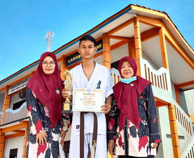 Siswa SMA PGRI Kasiyan Sabet Medali Emas di Ajang Kejurnas Karate Terbuka